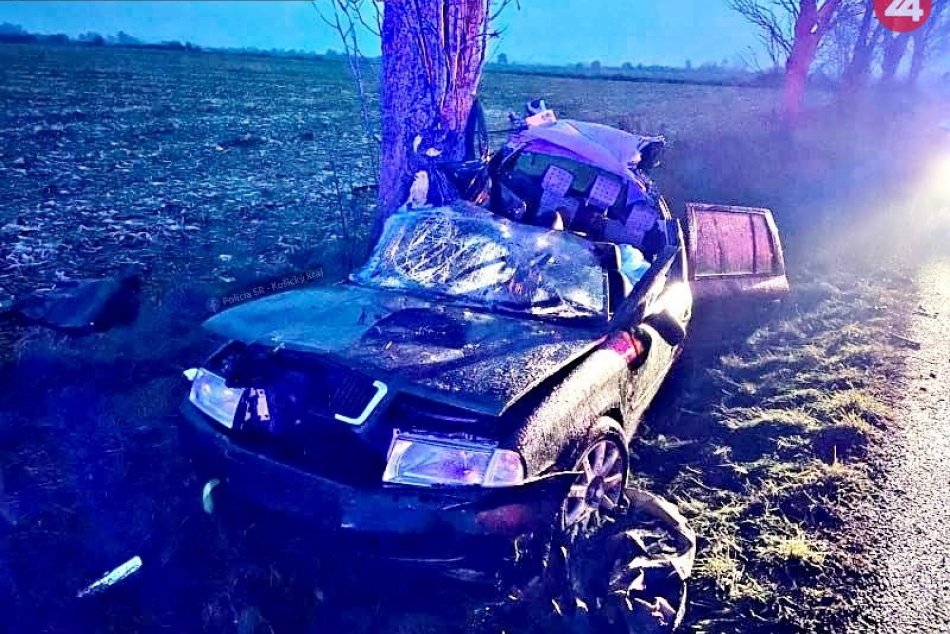 Auto vrazilo do stromu: Vážna nehoda pri Košiciach si vyžiadala jednu obeť
