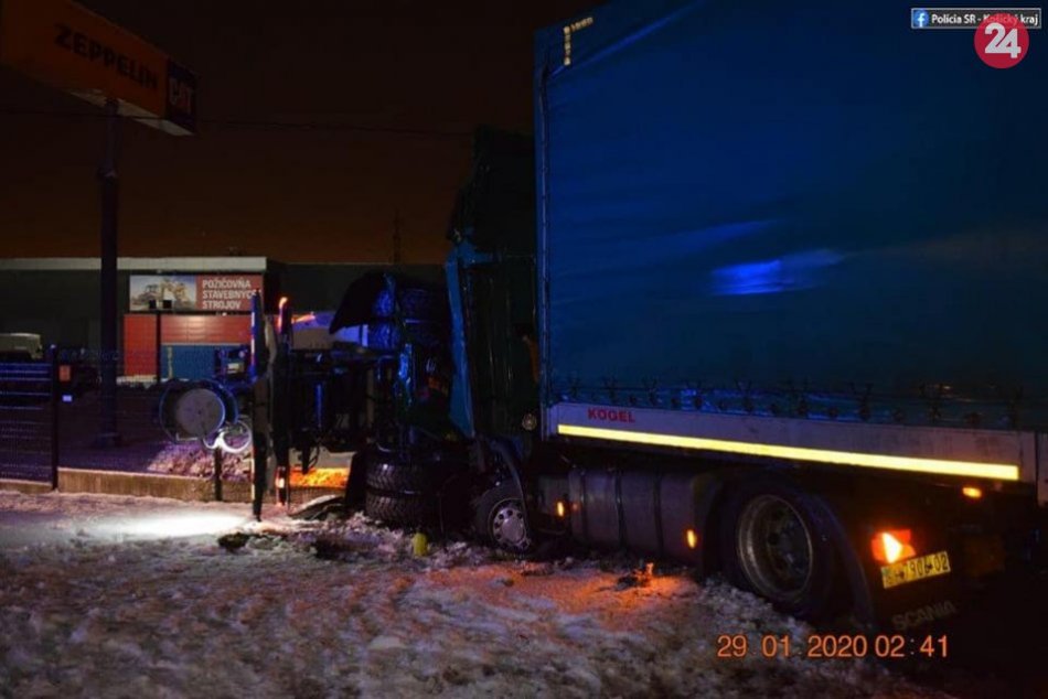 V Šaci sa zrazilo vozidlo zimnej údržby a nákladné motorové vozidlo