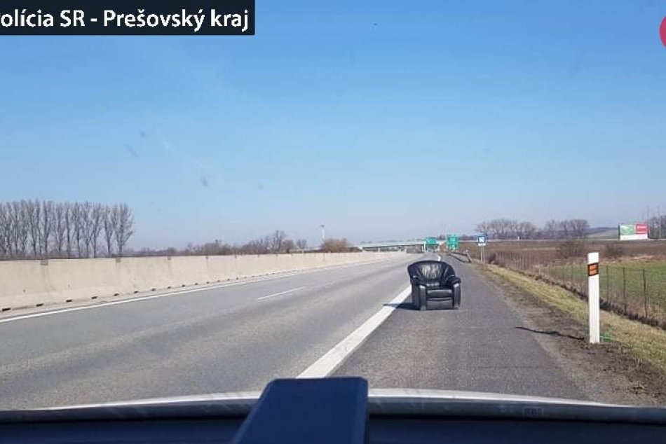 Obrazom: Vtipná kaša na diaľnici do Prešova, polícia tam našla kreslo
