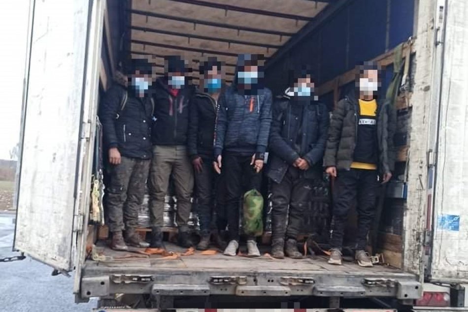 V kamiónoch neďaleko Prešova objavili migrantov