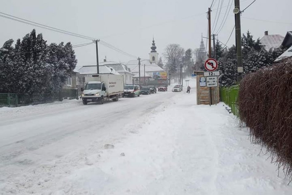 OBRAZOM: Cesty v okrese Michalovce dali zabrať vodičom aj sypačom