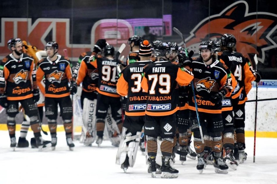 OBRAZOM: Hokejový zápas medzi Novovešťanmi a Michalovčanmi skončil bitkou
